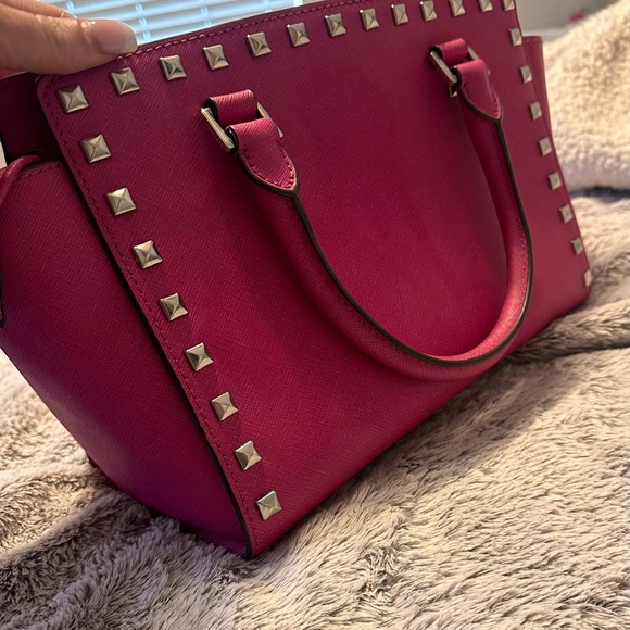 Like new Authentic pink Michael Kors handbag. - Picture 2 of 7